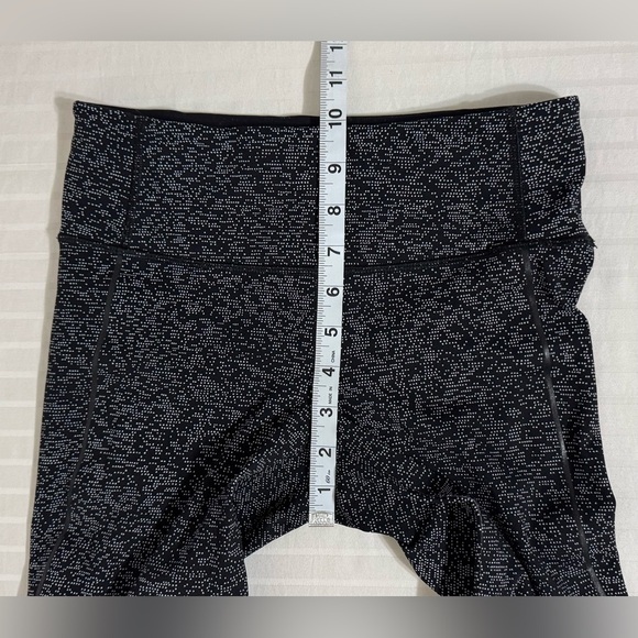 Lululemon Quick Pace Tight Leggings 7/8 Length Soundwave Black White Luxe Size 4 - Picture 9 of 12